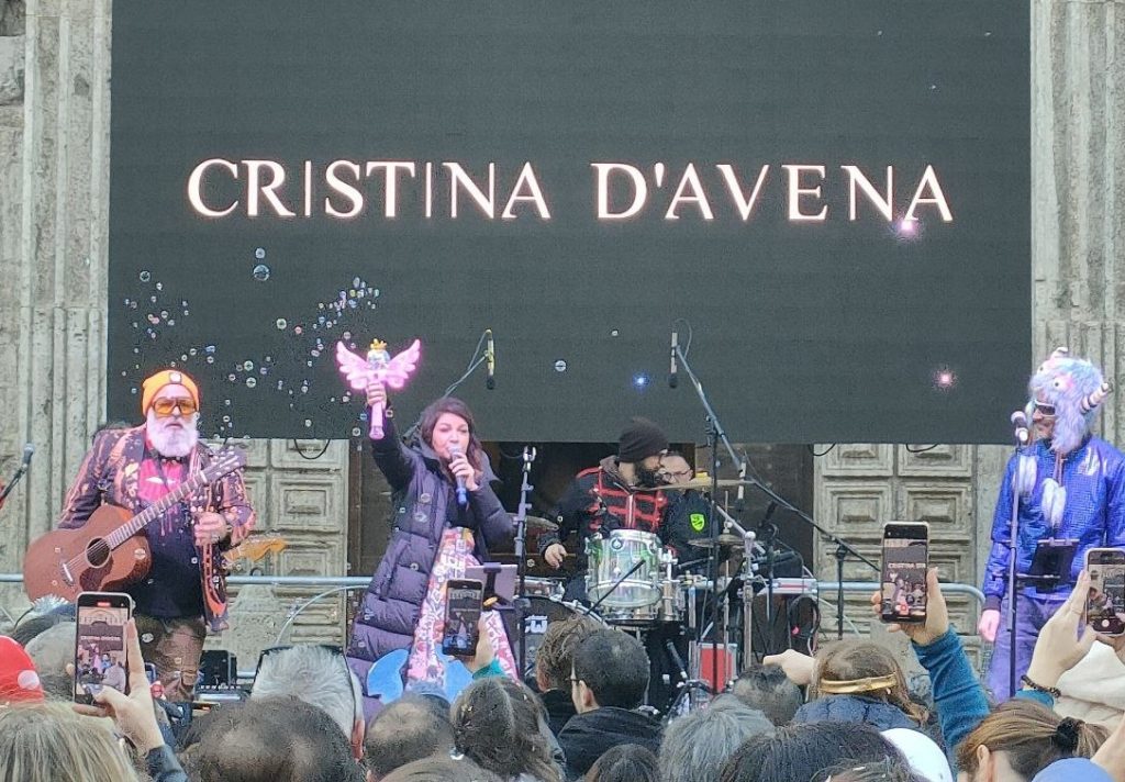 Cristina D’Avena fa sold out, la piazza canta “Occhi di gatto” <span> (Video e foto)