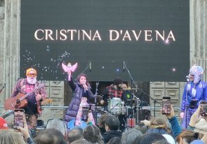 Cristina D’Avena fa sold out, la piazza canta “Occhi di gatto” <span> (Video e foto)