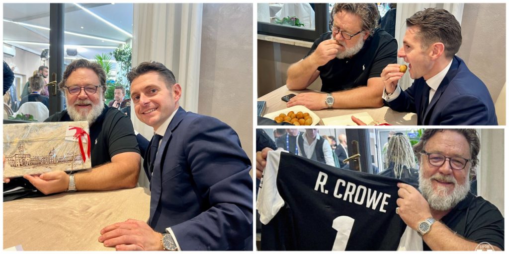 Russell Crowe “ascolano”: a Sanremo con Fioravanti tra cittadinanza, olive e la maglia del Picchio <span> (Video e foto)