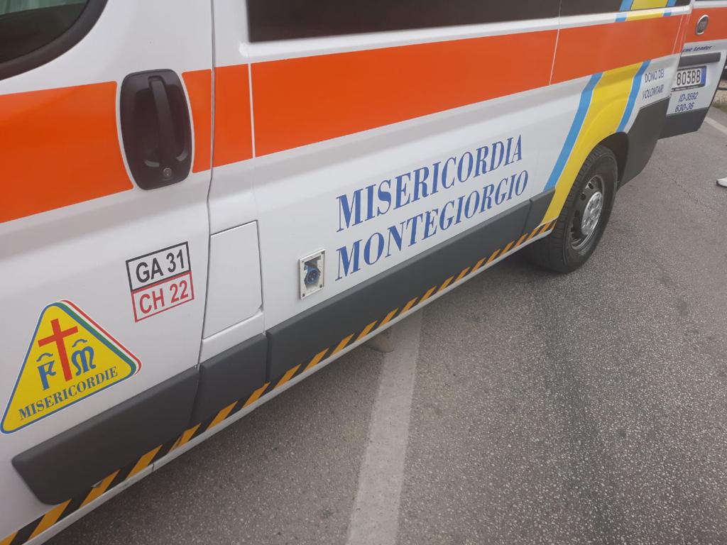 Ragazzino trovato senza vita sul ciglio della strada