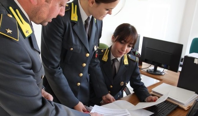 Recupero crediti e polizze assicurative: denunciati per truffa un avvocato, un prestanome e un broker