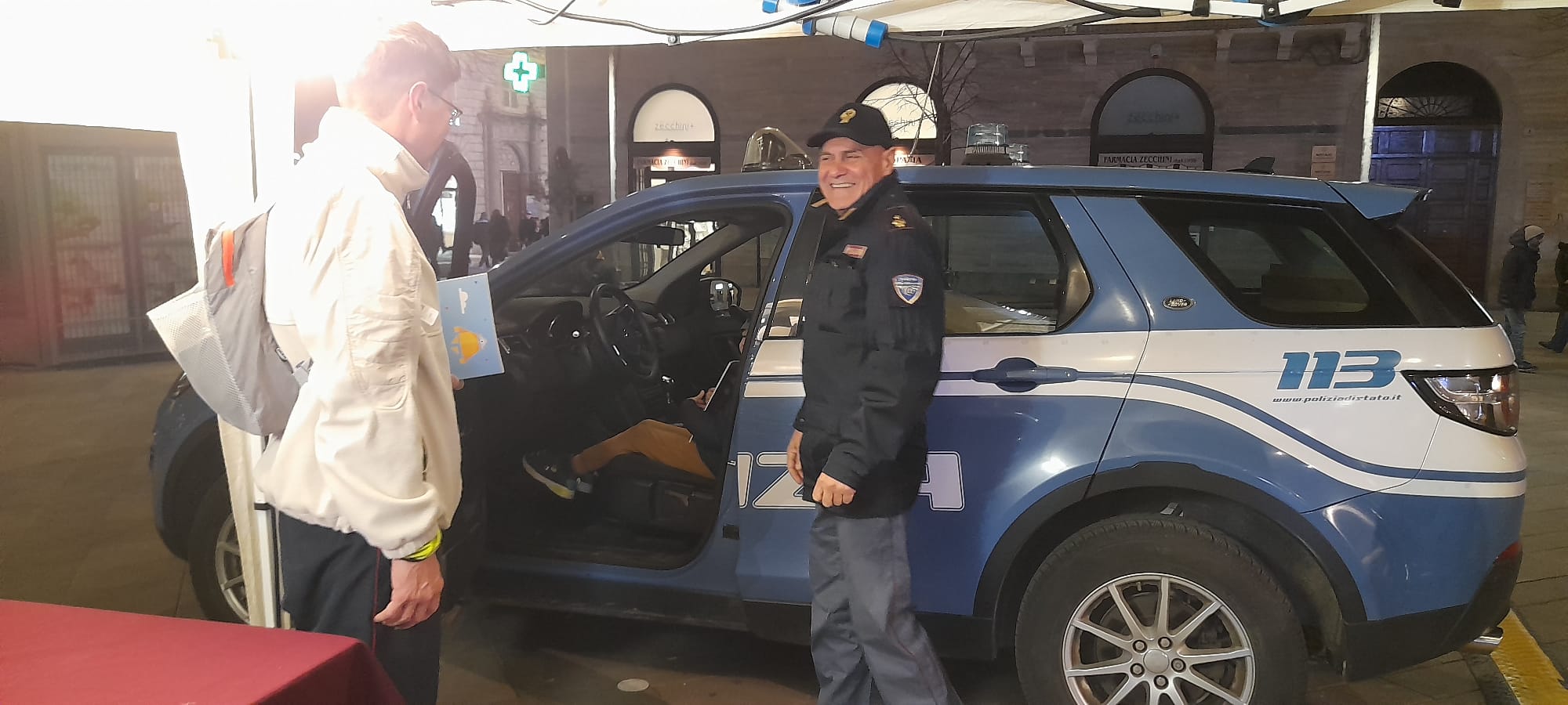 Pizzicato ad orinare su un parcometro, denunciato un 40enne