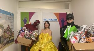Uova di Pasqua per i bimbi di Pediatria, c’è anche Batman <span> (Video e foto) </span>