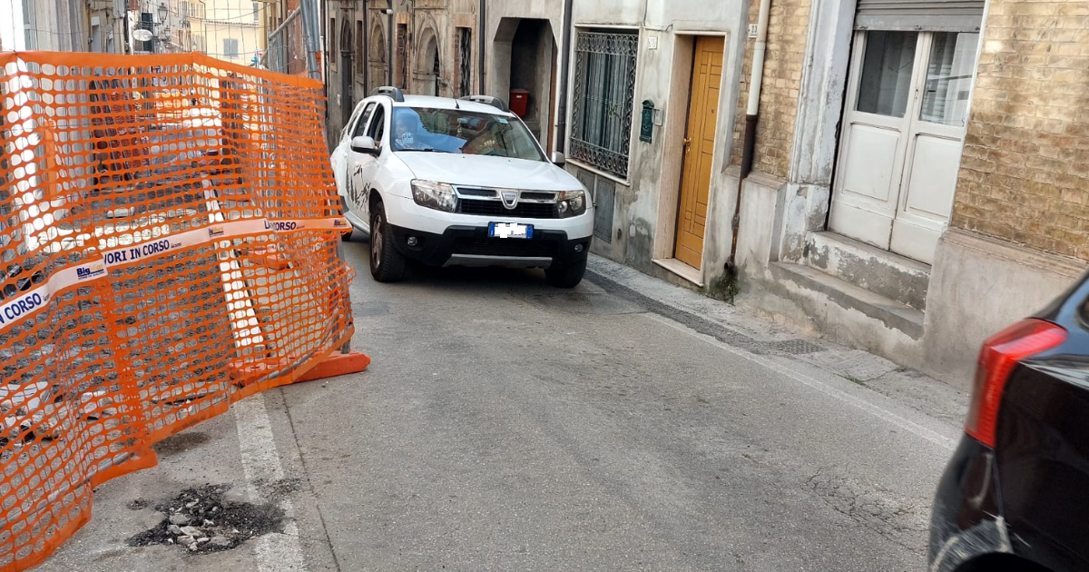 Via Fileni, proteste dei residenti: «Col nuovo marciapiede auto schiacciate contro i nostri portoni di ingresso»