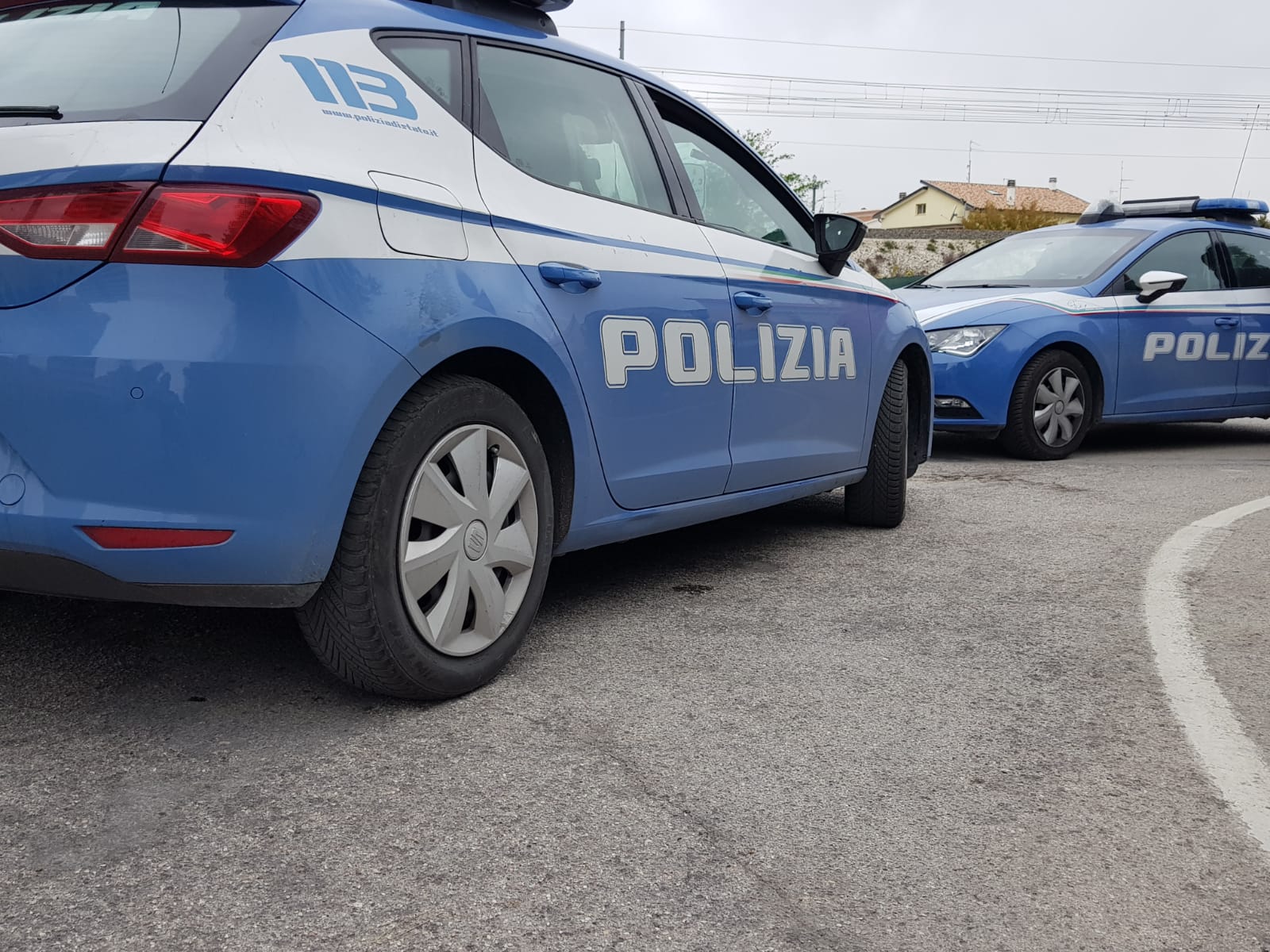 Porno sul cellulare e mano nei pantaloni tra i bambini alla fermata dello scuolabus: fermato un uomo