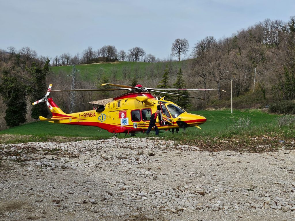 Vola con l’auto in una scarpata: grave un 28enne trasportato a Torrette con l’eliambulanza <span> (Video)
