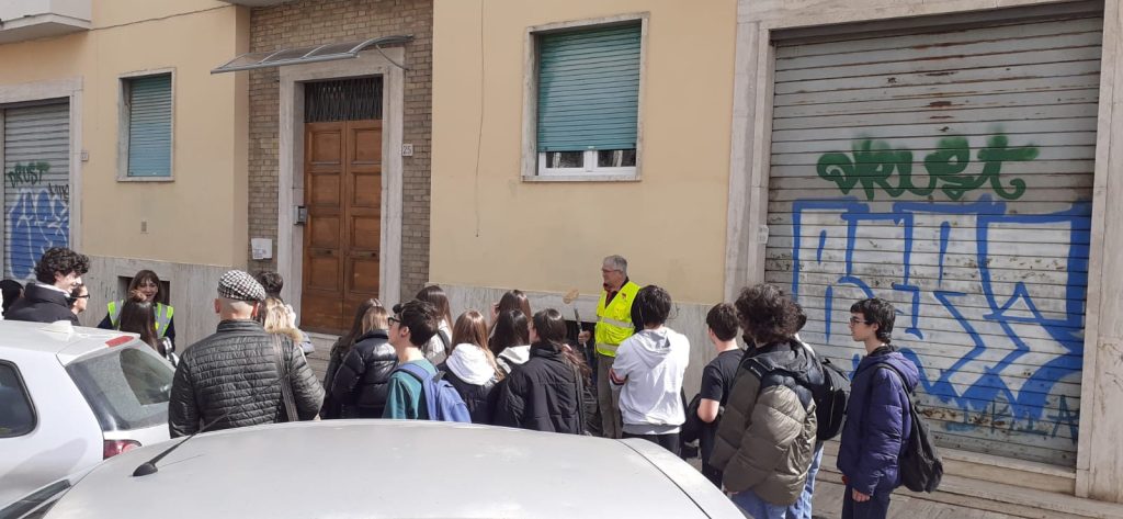 Graffitismo vandalico, lezione all’aperto per gli studenti del Liceo “Stabili-Trebbiani” <span> (Video e foto)