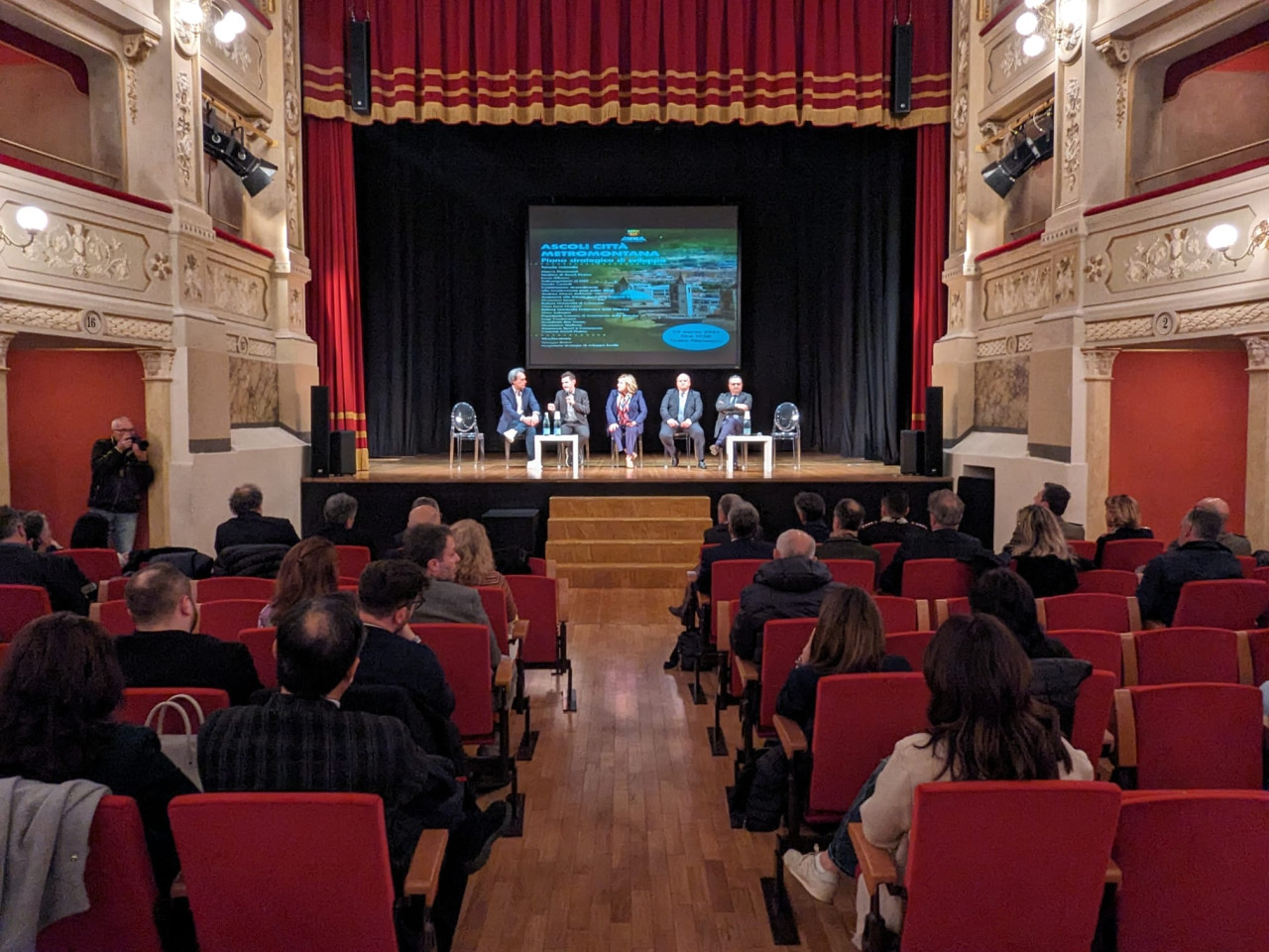 “Ascoli Città Metromontana” sul palco del Filarmonici, il Piceno unito in nome dello sviluppo economico e turistico