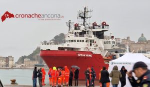 La “Ocean Viking” al porto di Ancona: lo sbarco dei 336 naufraghi salvati <span> (Video e foto)