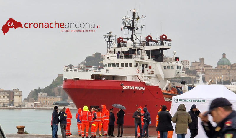 La “Ocean Viking” al porto di Ancona: lo sbarco dei 336 naufraghi salvati <span> (Video e foto)