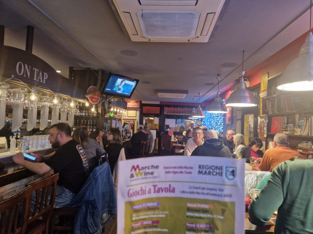 Spumeggianti “Giochi a Tavola” all’Old Spirit Pub: le birre marchigiane si scoprono allegramente<span> (Video)