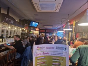 Spumeggianti “Giochi a Tavola” all’Old Spirit Pub: le birre marchigiane si scoprono allegramente<span> (Video)