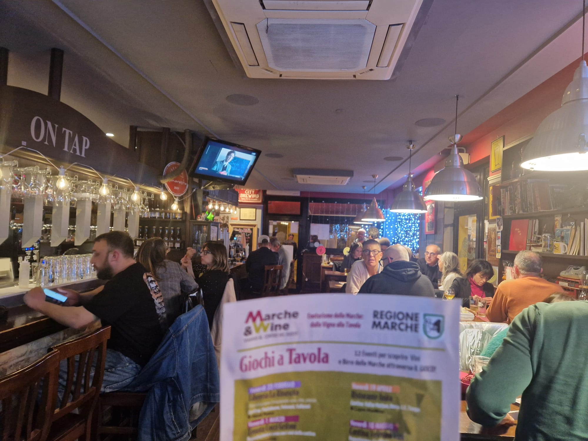 Spumeggianti “Giochi a Tavola” all’Old Spirit Pub: le birre marchigiane si scoprono allegramente<span> (Video)