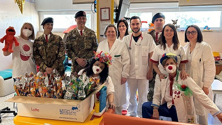Pasqua in Pediatria con le uova di cioccolato donate dal 235° Reggimento Piceno