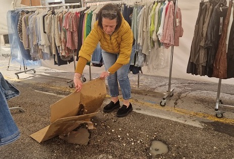 Mercato sambenedettese, troppe buche tra le bancarelle: gli ambulanti le coprono coi cartoni