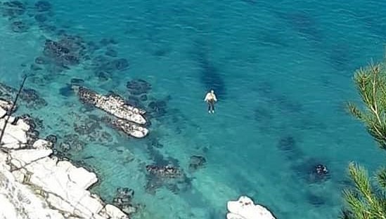 Tragedia sul Conero: una 50enne si sporge per fare una foto e precipita da oltre cento metri (Video e foto)
