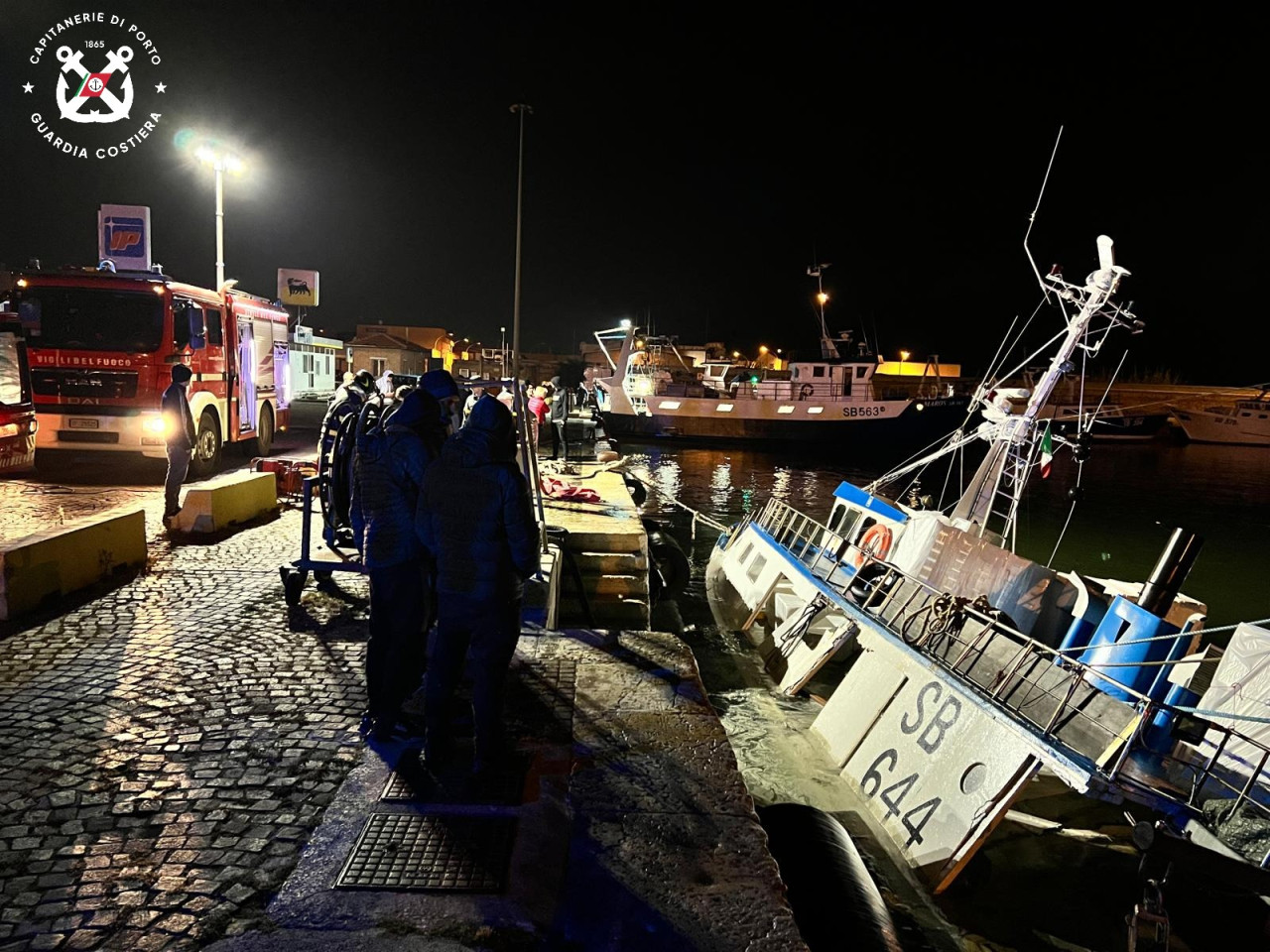 Affonda peschereccio ormeggiato in banchina, intervengono Guardia Costiera e Vigili del fuoco<span> (Foto)