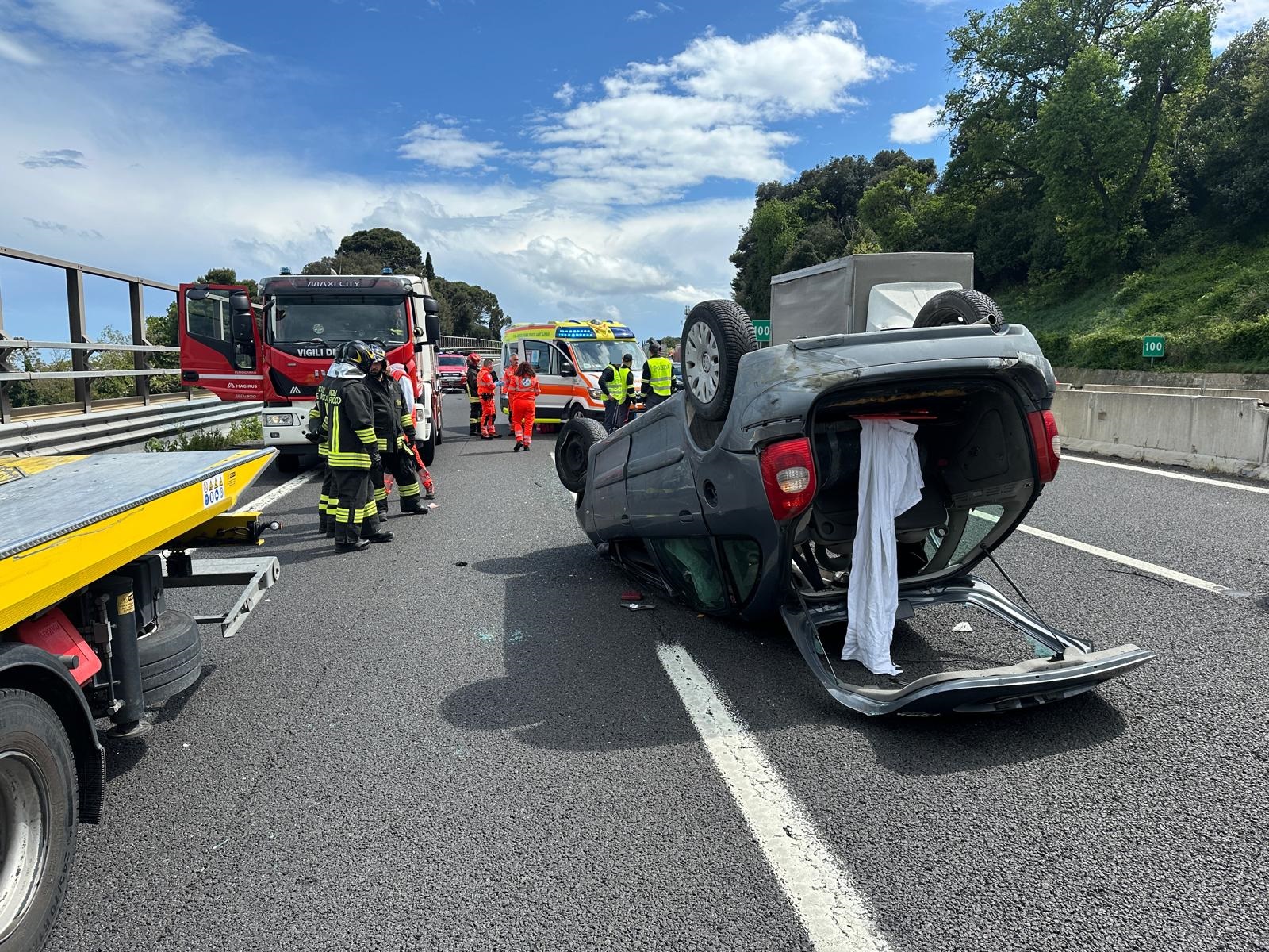 Auto si ribalta in A14, soccorsi un bimbo e una donna <span>(Le Foto)</span>