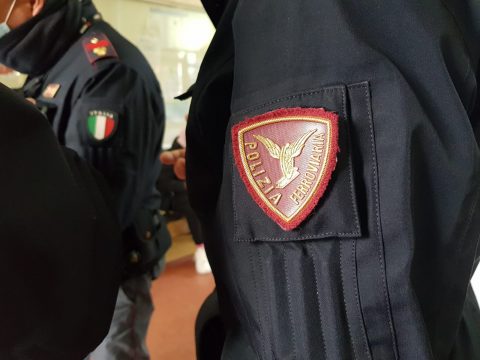 Rifiuta di dare le generalità della donna che viaggia con lui e inveisce contro il capotreno: denunciato dalla Polfer