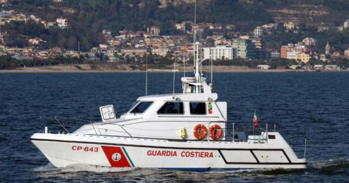 Affonda peschereccio a 6 miglia dalla costa, salvi i tre marinai <span> (Video)