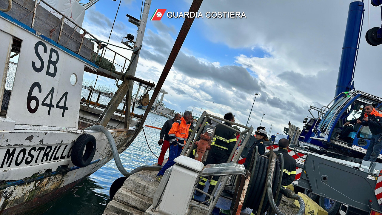 Terminata la lunga e complessa operazione di recupero del peschereccio affondato <span> (Video e Foto)