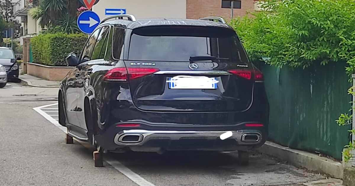 “Ladri di gomme”, nella notte amara sorpresa per i proprietari di una Gle Mercedes
