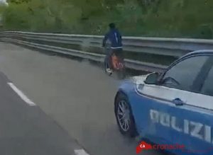 In bicicletta sulla superstrada, arriva la Polizia (Video)