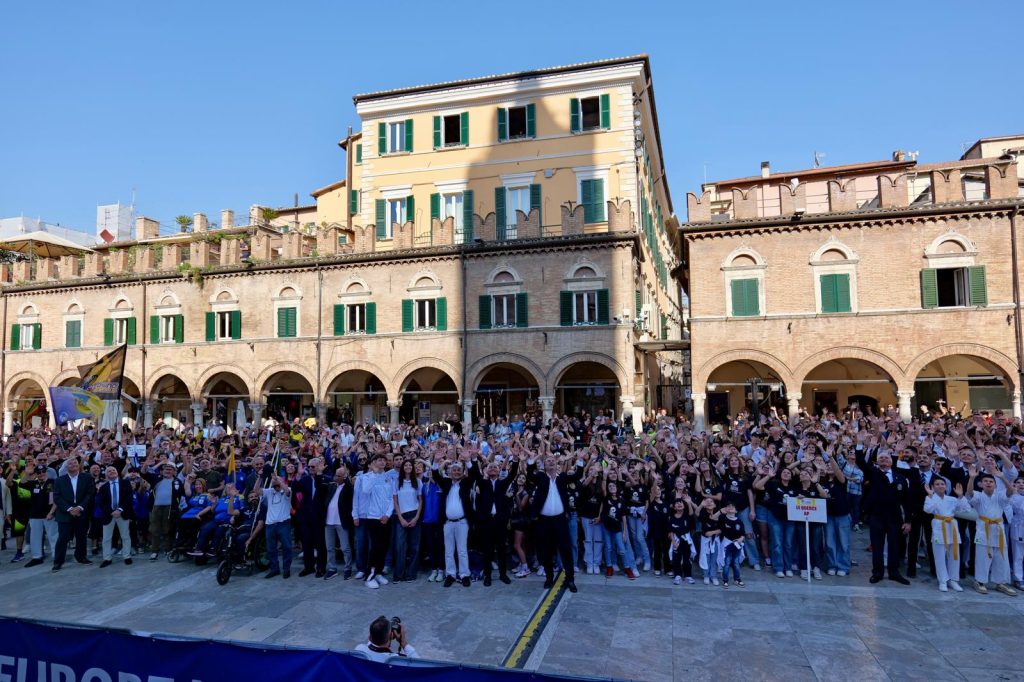 Colori e sorrisi in Piazza del Popolo con il ministro Andrea Abodi: «La storia dello sport ascolano e la sua prospettiva» <span> (Video e foto)