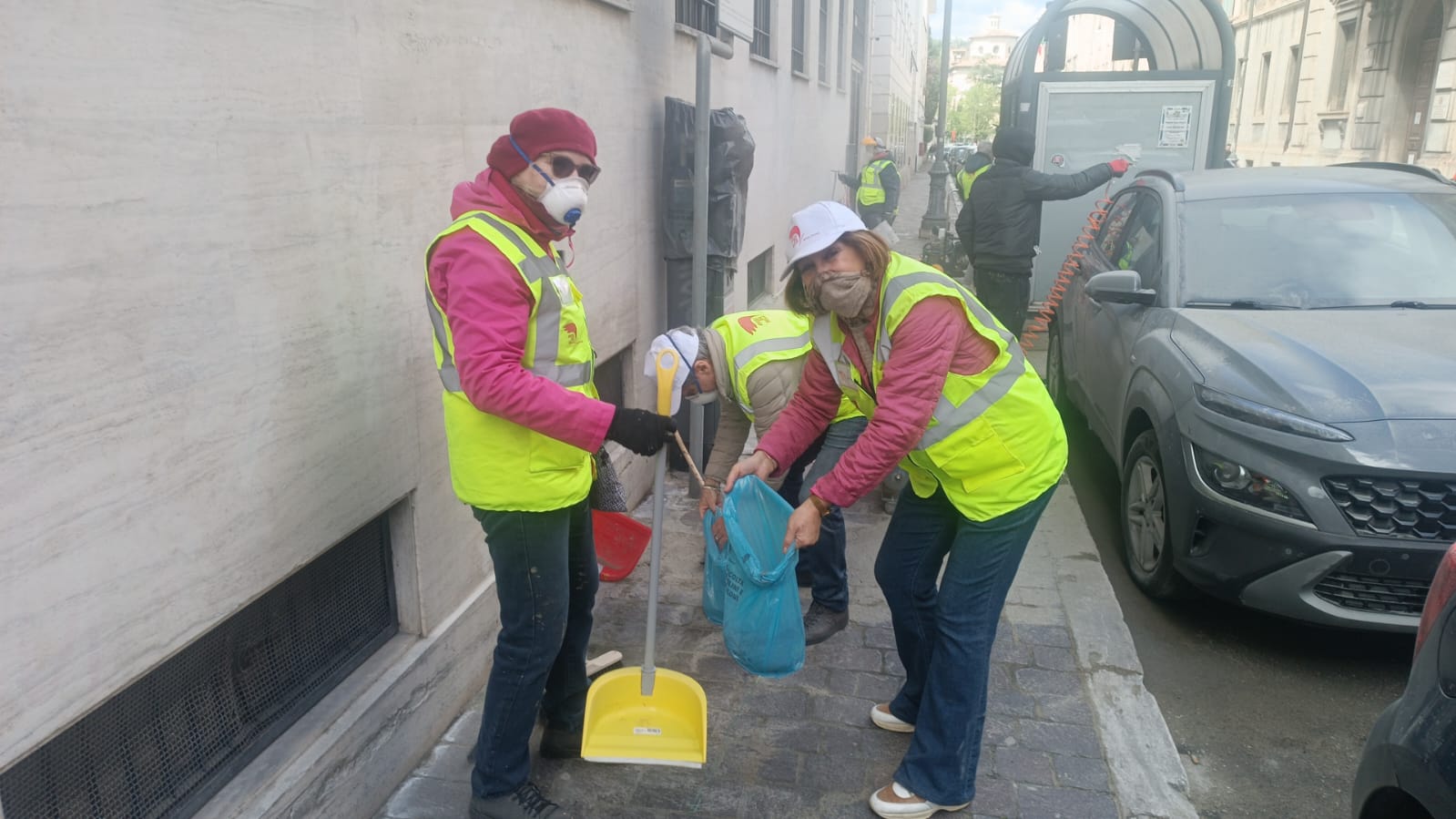 Gli “Angeli del Bello” sempre pronti a sporcarsi le mani per amore della città  <span> (Video e foto)