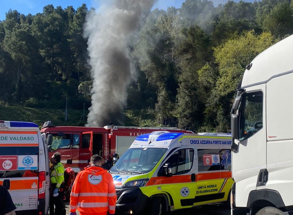 Inferno in A14: c’è anche un morto nell’incidente in galleria tra mezzi pesanti, di cui uno in fiamme <span> (Video e foto)