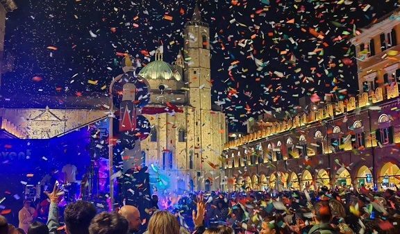 Benvenuti nella discoteca “Piazza del Popolo”: è stato l’evento apripista degli appuntamenti dell’estate