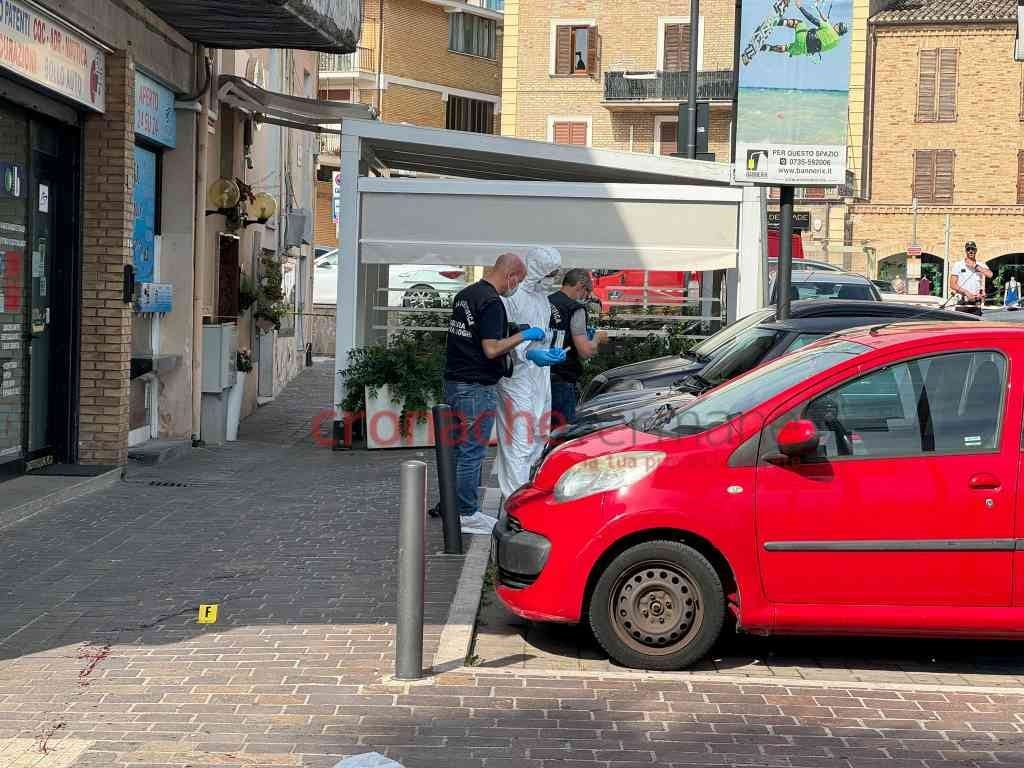 Coltellate in piazza Garibaldi, quattro feriti: giovane lotta tra la vita e la morte. Identificazioni e ipotesi investigative