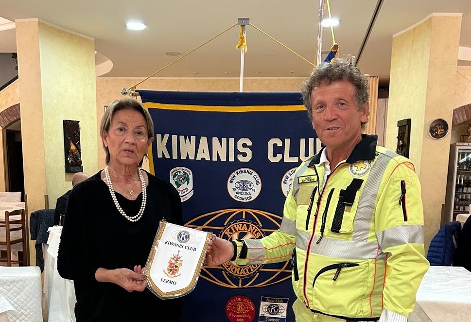 Il Kiwanis dona un defibrillatore alla Croce gialla