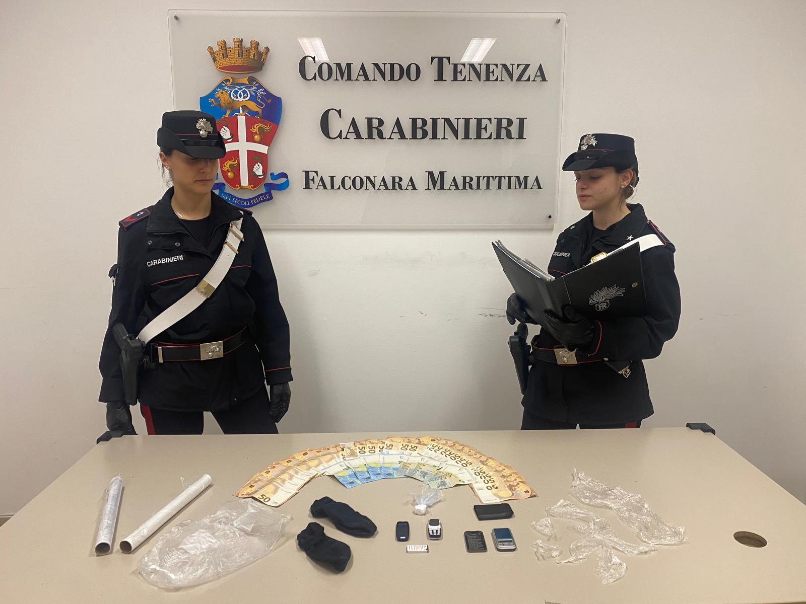 All’arrivo dei carabinieri <br> gettano la droga dai balconi: <br> arrestata una coppia
