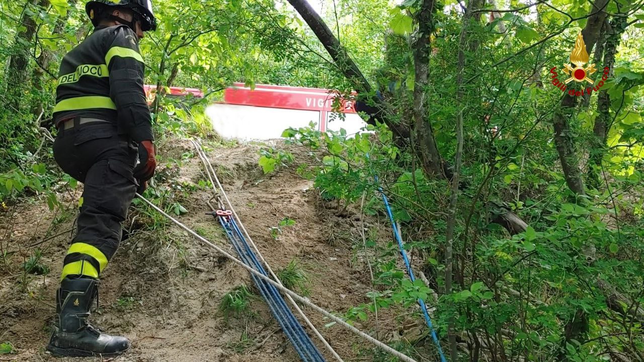 Cade con la bici lungo il sentiero, raggiunto e soccorso dai vigili del fuoco