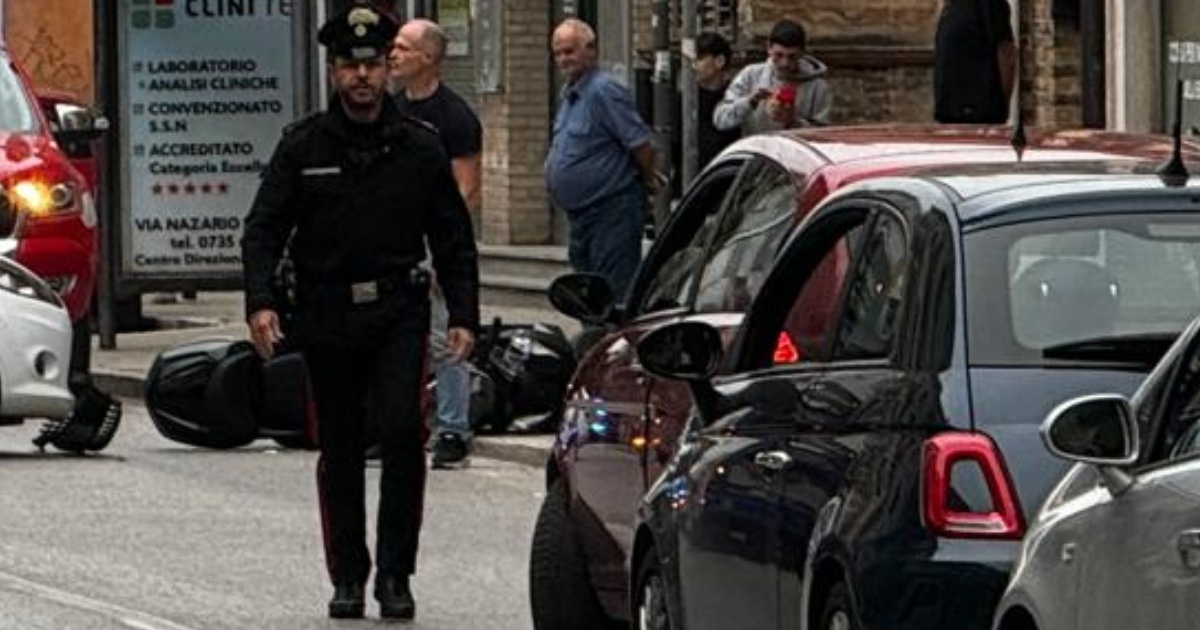 Incidente all’incrocio tra Statale 16 e Salaria, scooter a terra: intervento 118 e Vigili del Fuoco, traffico bloccato
