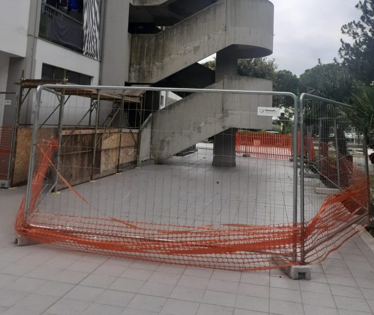 Lavori deliberati nel 2022 e mai iniziati, protesta in un palazzo Erap a Monticelli dove un’anziana è rimasta ferita