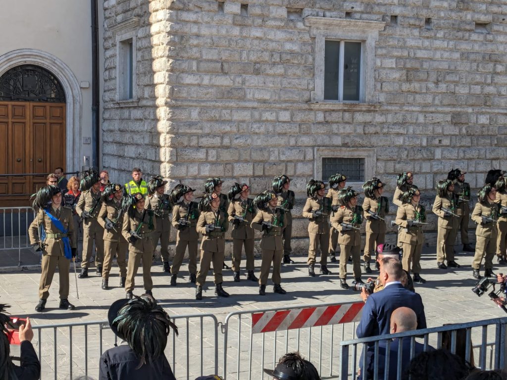 L’abbraccio di Ascoli ai Bersaglieri: emozioni e spettacolo in Piazza Arringo per la parata finale, Meloni in città <span> (Video e foto) </span>