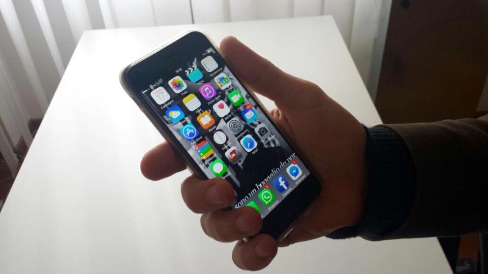 Perde il cellulare alla festa in campagna: denunciato per furto il proprietario di casa