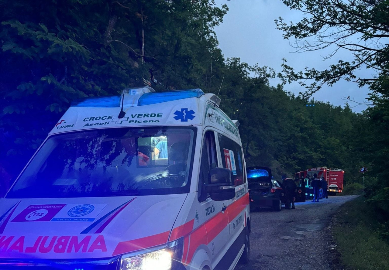 Auto esce di strada, finisce sulla scarpata e si ribalta: paura per nonna e nipote