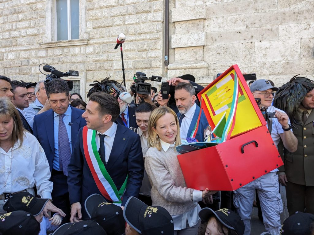 Giorgia Meloni “di corsa” ad Ascoli: il premier alla parata dei Bersaglieri <span> (Video e foto) </span>