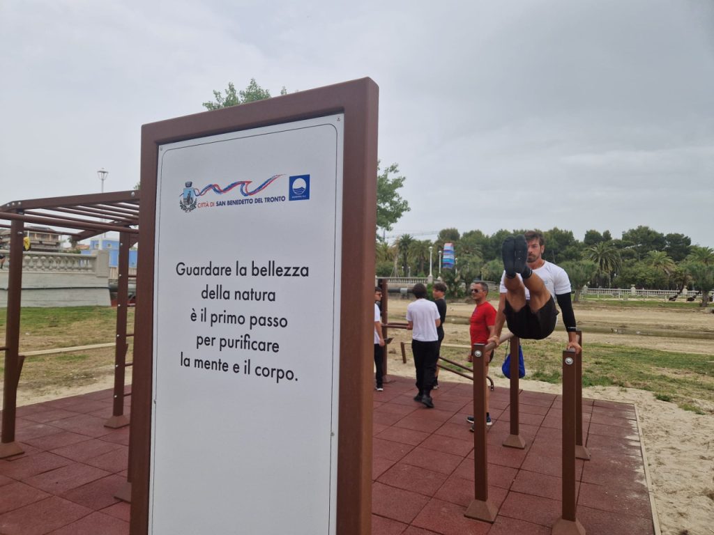 Fitness fronte mare, invasa di curiosi la nuova palestra in spiaggia firmata Fainplast <span> (Video e foto) </span>