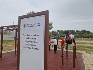 Fitness fronte mare, invasa di curiosi la nuova palestra in spiaggia firmata Fainplast <span> (Video e foto) </span>