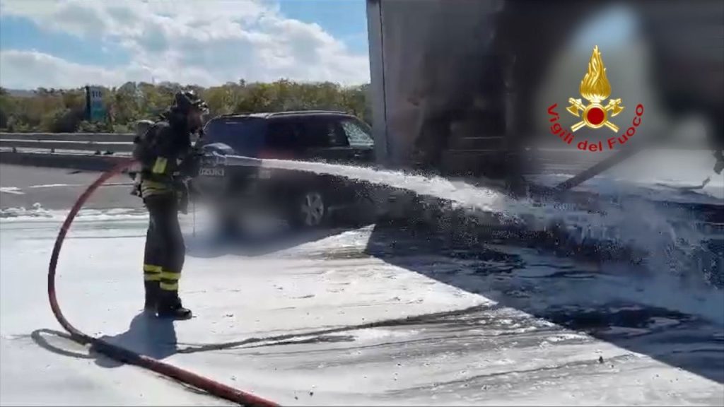 Camion a fuoco in A14: tratto chiuso per ore tra San Benedetto e Grottammare