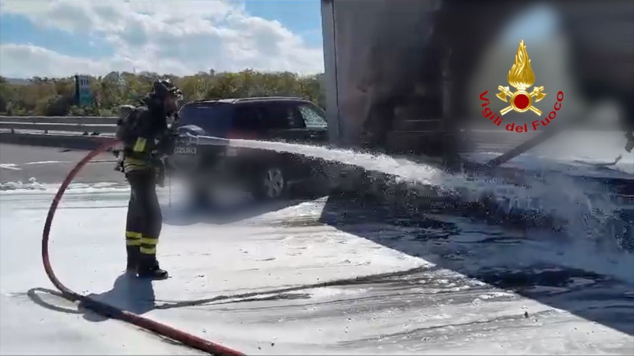 Camion a fuoco in A14: tratto chiuso per ore tra San Benedetto e Grottammare