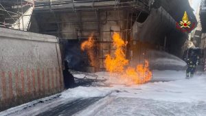 Incendio in Via delle Torri: l’innesco da una fuga di gas, ferito un operaio <span> (Video e foto)