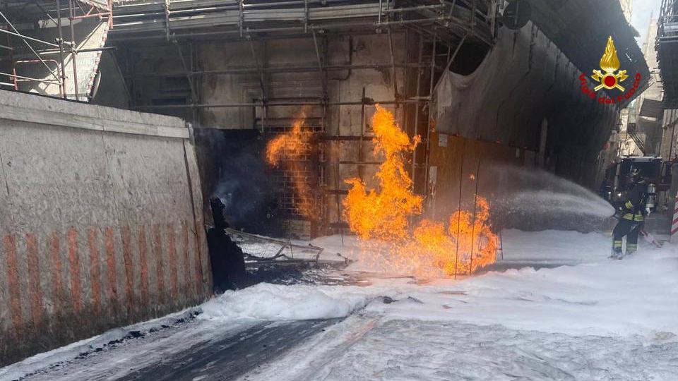 Incendio in Via delle Torri: l’innesco da una fuga di gas, ferito un operaio <span> (Video e foto)