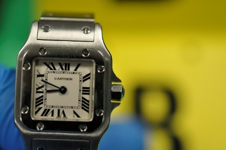 Ruba contanti e un Cartier a una donna impegnata con il trasloco: identificato e denunciato, refurtiva recuperata