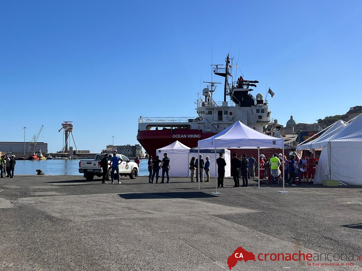 La Ocean Viking attracca nelle Marche con 67 migranti <span> (Video) </span>