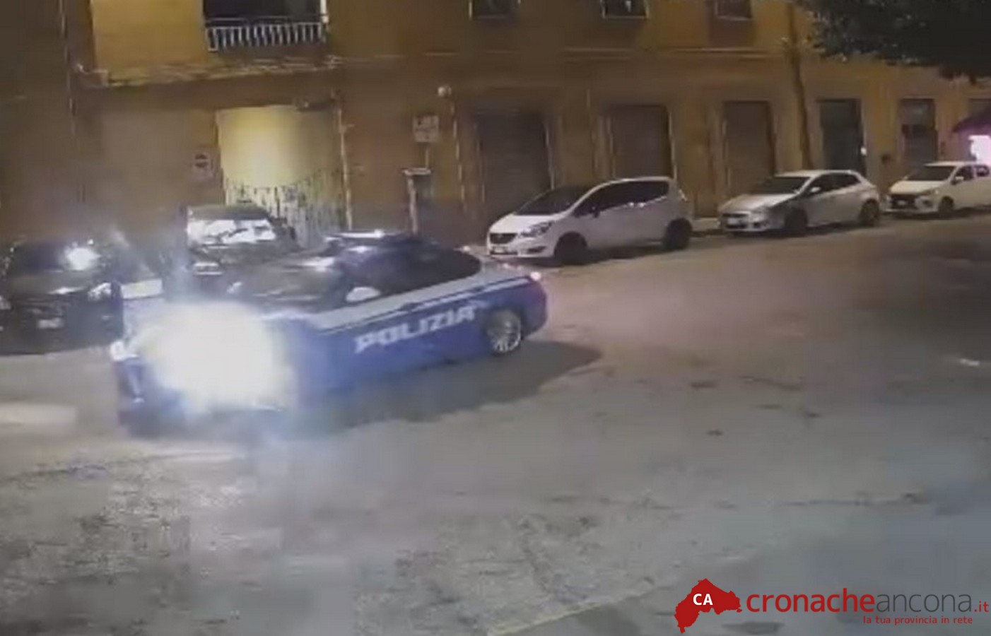 La lite in casa degenera, lei gli rompe una bottiglia in testa